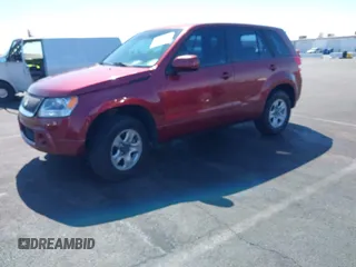 2008 Suzuki Grand Vitara w/Spare & Cargo Covers z VIN JS3TD941084101215, wystawiony jako IAAI lot #42154547 z przebiegiem 141 851 mil mil oraz . Historia ofert i sprzedaży dostępna na DreamBid. Obrazek 2.