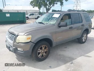2006 Ford Explorer XLT z VIN 1FMEU63E56UB36500, wystawiony jako IAAI lot #42614748 z przebiegiem 175 966 mil mil oraz . Historia ofert i sprzedaży dostępna na DreamBid. Obrazek 2.