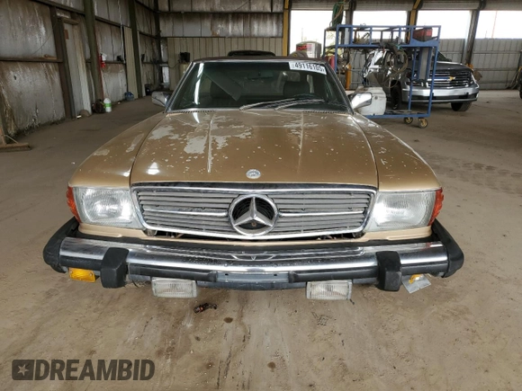 1983 Mercedes-Benz 380 SL z VIN WDBBA45A9DB027768, wystawiony jako Copart lot #49116105 z przebiegiem 154 332 mil mil oraz Czysty tytuł • Clean title. Historia ofert i sprzedaży dostępna na DreamBid. Obrazek 5.