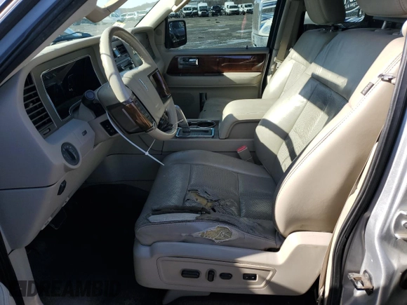 2011 Lincoln Navigator z VIN 5LMJJ2J59BEJ08154, wystawiony jako Copart lot #45175605 z przebiegiem 170 791 mil mil oraz Czysty tytuł • Clean title. Historia ofert i sprzedaży dostępna na DreamBid. Obrazek 7.