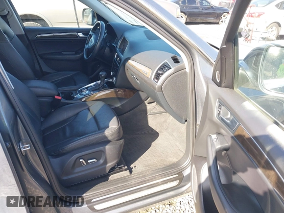 2014 Audi Q5 Premium Plus z VIN WA1LFAFP4EA046884, wystawiony jako IAAI lot #41966231 z przebiegiem 69 940 mil mil oraz . Historia ofert i sprzedaży dostępna na DreamBid. Obrazek 5.