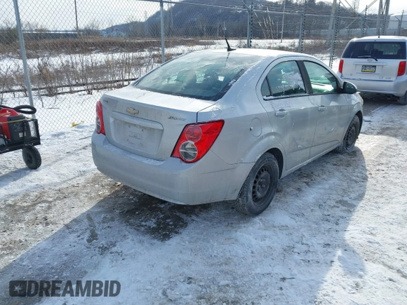 2013 Chevrolet Sonic LS z VIN 1G1JA5SG6D4236927, wystawiony jako IAAI lot #41356033 z przebiegiem 138 000 mil mil oraz . Historia ofert i sprzedaży dostępna na DreamBid. Obrazek 4.