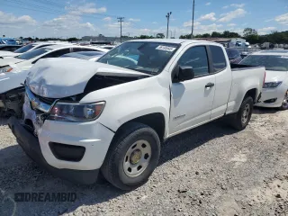 2018 Chevrolet Colorado 2WD Work Truck z VIN 1GCHSBEA1J1226487, wystawiony jako Copart lot #56185945 z przebiegiem 141 220 mil mil oraz Szkoda całkowita • Salvage title. Historia ofert i sprzedaży dostępna na DreamBid. Obrazek 1.