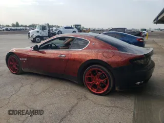 2009 Maserati GranTurismo z VIN ZAMGJ45A790044249, wystawiony jako Copart lot #60431895 z przebiegiem 37 955 mil mil oraz Czysty tytuł • Clean title. Historia ofert i sprzedaży dostępna na DreamBid. Obrazek 2.
