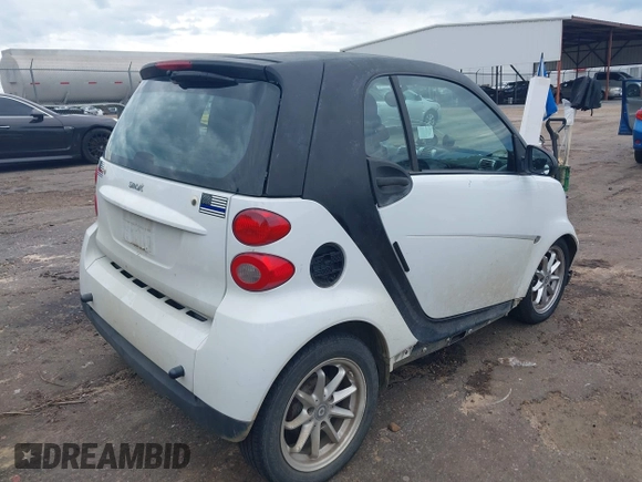 2008 Smart fortwo Pure z VIN WMEEJ31X78K128768, wystawiony jako IAAI lot #42367188 z przebiegiem 108 111 mil mil oraz . Historia ofert i sprzedaży dostępna na DreamBid. Obrazek 4.