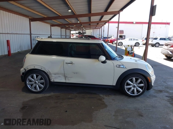 2009 MINI Hardtop S с VIN WMWMF73509TW82449, выставлен на аукционе IAAI как лот 42304286 с пробегом Не указан миль и . История ставок и продаж доступна на DreamBid. Изображение 13.