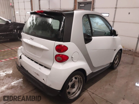 2015 Smart fortwo Passion z VIN WMEEJ3BA2FK790569, wystawiony jako IAAI lot #41598759 z przebiegiem 78 307 mil mil oraz . Historia ofert i sprzedaży dostępna na DreamBid. Obrazek 4.