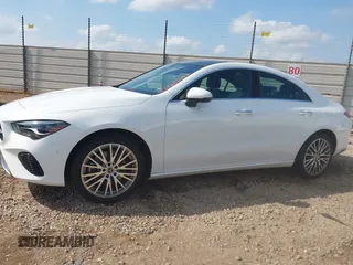 2025 Mercedes-Benz CLA 250 z VIN W1K5J4GB5SN513578, wystawiony jako IAAI lot #42120213 z przebiegiem 18 216 mil mil oraz . Historia ofert i sprzedaży dostępna na DreamBid. Obrazek 14.