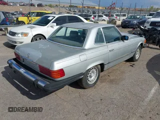 1982 Mercedes-Benz 380 SL z VIN WDBBA45A8CB017571, wystawiony jako IAAI lot #42483211 z przebiegiem 125 437 mil mil oraz . Historia ofert i sprzedaży dostępna na DreamBid. Obrazek 4.