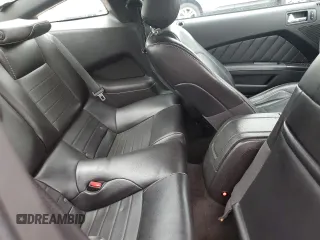 2013 Ford Mustang V6 z VIN 1ZVBP8AM1D5223156, wystawiony jako Copart lot #54687355 z przebiegiem 134 447 mil mil oraz Szkoda całkowita • Salvage title. Historia ofert i sprzedaży dostępna na DreamBid. Obrazek 10.