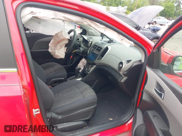 2016 Chevrolet Sonic LT z VIN 1G1JC5SH8G4102802, wystawiony jako IAAI lot #42151351 z przebiegiem 61 289 mil mil oraz . Historia ofert i sprzedaży dostępna na DreamBid. Obrazek 5.