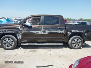 2018 Toyota Tundra SR5 z VIN 5TFAW5F18JX699080, wystawiony jako IAAI lot #42242945 z przebiegiem Nie podano mil oraz . Historia ofert i sprzedaży dostępna na DreamBid. Obrazek 6.