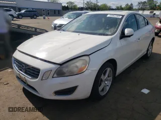 2013 Volvo S60 T5 z VIN YV1612FH0D2206696, wystawiony jako Copart lot #59562265 z przebiegiem 226 784 mil mil oraz Czysty tytuł • Clean title. Historia ofert i sprzedaży dostępna na DreamBid. Obrazek 1.