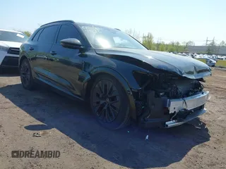 2024 Audi Q8 e-tron Prestige z VIN WA16ABGE6RB005963, wystawiony jako IAAI lot #42067970 z przebiegiem 7 113 mil mil oraz . Historia ofert i sprzedaży dostępna na DreamBid. Obrazek 1.