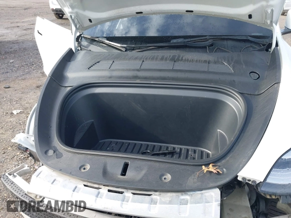 2022 Tesla Model Y Long Range z VIN 7SAYGDEE0NF435252, wystawiony jako IAAI lot #41449612 z przebiegiem 48 671 mil mil oraz . Historia ofert i sprzedaży dostępna na DreamBid. Obrazek 10.