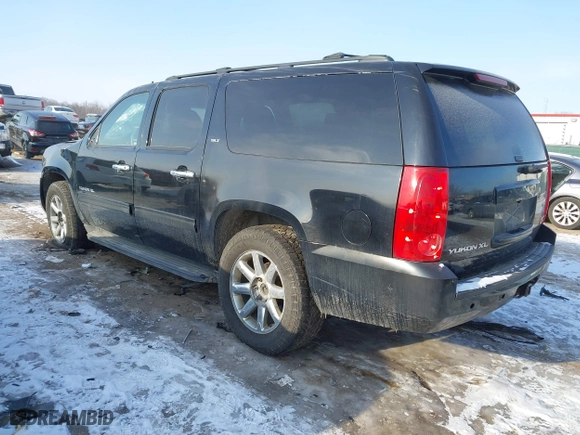 2013 GMC Yukon XL SLT with VIN 1GKS1KE06DR235597, listed as a IAAI auction lot 41315573 with 277,634 mi miles. Bid and sale history available at carsss.com. Image 3.