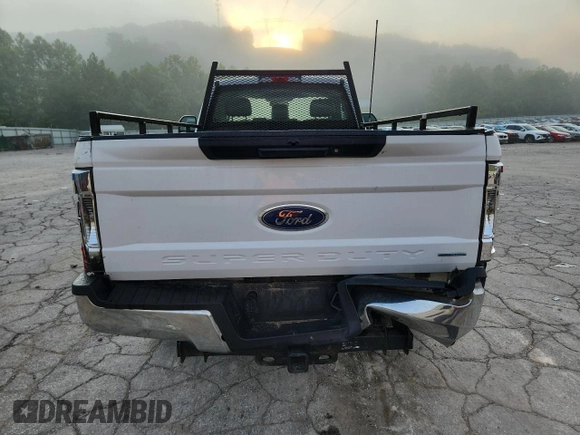 2017 Ford F-250 XL z VIN 1FTBF2A67HEE17619, wystawiony jako Copart lot #62890205 z przebiegiem 149 123 mil mil oraz Szkoda całkowita • Salvage title. Historia ofert i sprzedaży dostępna na DreamBid. Obrazek 6.