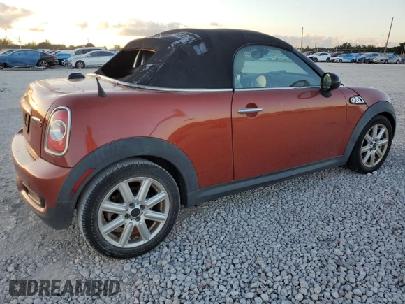 2013 MINI Roadster S z VIN WMWSY3C55DT594614, wystawiony jako Copart lot #87357464 z przebiegiem 119 449 mil mil oraz Tytuł czysty. Historia ofert i sprzedaży dostępna na DreamBid. Obrazek 3.
