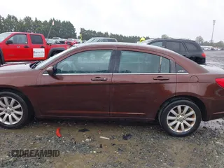 2013 Chrysler 200 Touring z VIN 1C3CCBBG1DN569415, wystawiony jako IAAI lot #42212670 z przebiegiem 125 959 mil mil oraz . Historia ofert i sprzedaży dostępna na DreamBid. Obrazek 14.