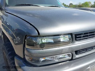 2000 Chevrolet Suburban LS with VIN 3GNEC16T2YG104878, listed as a IAAI auction lot 40464441 with 233,868 mi miles. Bid and sale history available at carsss.com. Image 6.