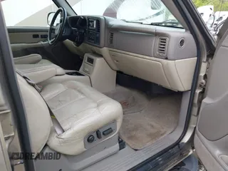 2000 Chevrolet Suburban LT with VIN 3GNFK16T0YG143198, listed as a IAAI auction lot 41992700 with 241,629 mi miles. Bid and sale history available at carsss.com. Image 5.