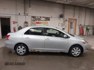 2008 Toyota Yaris z VIN JTDBT923884038527, wystawiony jako IAAI lot #42059011 z przebiegiem 232 431 mil mil oraz . Historia ofert i sprzedaży dostępna na DreamBid. Obrazek 13.