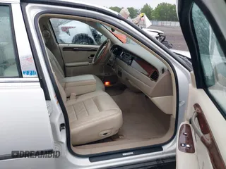 2002 Lincoln Town Car Executive z VIN 1LNHM81W42Y636204, wystawiony jako IAAI lot #42194479 z przebiegiem Nie podano mil oraz . Historia ofert i sprzedaży dostępna na DreamBid. Obrazek 5.