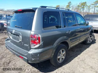2008 Honda Pilot SE with VIN 5FNYF18328B017935, listed as a IAAI auction lot 41862087 with 999,999 mi miles. Bid and sale history available at carsss.com. Image 4.