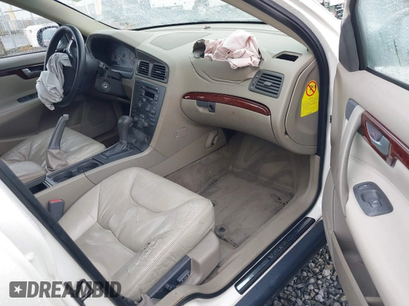 2001 Volvo V70 with VIN YV1SW58D211021451, listed as a IAAI auction lot 41705840 with 177,711 mi miles. Bid and sale history available at carsss.com. Image 5.