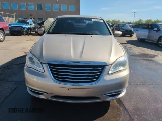 2014 Chrysler 200 Touring z VIN 1C3CCBBB7EN137644, wystawiony jako Copart lot #56254025 z przebiegiem 86 487 mil mil oraz Szkody całkowita. Historia ofert i sprzedaży dostępna na DreamBid. Obrazek 5.