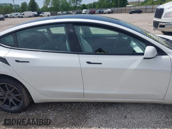 2022 Tesla Model 3 Long Range z VIN 5YJ3E1EB4NF165427, wystawiony jako IAAI lot #42290413 z przebiegiem 73 493 mil mil oraz . Historia ofert i sprzedaży dostępna na DreamBid. Obrazek 13.