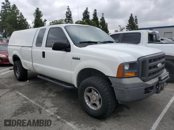 2005 Ford F-250 XL z VIN 1FTSX21525EA93155, wystawiony jako Copart lot #76545963 z przebiegiem 113 656 mil mil oraz Szkoda całkowita • Salvage title. Historia ofert i sprzedaży dostępna na DreamBid. Obrazek 4.
