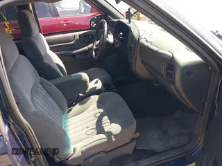 2002 Chevrolet S-10 LS with VIN 1GCCS19W328199974, listed as a IAAI auction lot 41986953 with 194,097 mi miles. Bid and sale history available at carsss.com. Image 5.