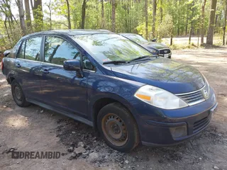 2008 Nissan Versa S z VIN 3N1BC11E08L459840, wystawiony jako IAAI lot #42070824 z przebiegiem 38 686 mil mil oraz . Historia ofert i sprzedaży dostępna na DreamBid. Obrazek 1.
