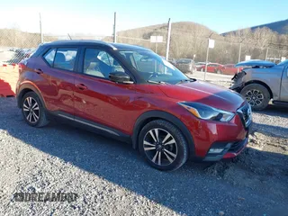 2020 Nissan Kicks SR z VIN 3N1CP5DV8LL516869, wystawiony jako IAAI lot #41608607 z przebiegiem 72 007 mil mil oraz . Historia ofert i sprzedaży dostępna na DreamBid. Obrazek 1.