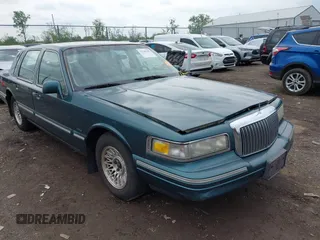 1995 Lincoln Town Car Executive with VIN 1LNLM81W5SY763263, listed as a IAAI auction lot 42146182 with 263,359 mi miles and . Bid and sale history available at DreamBid. Image 1.