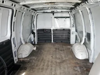 2017 GMC Savana Cargo z VIN 1GTW7AFF1H1159560, wystawiony jako Copart lot #54186255 z przebiegiem 96 988 mil mil oraz Szkoda całkowita • Salvage title. Historia ofert i sprzedaży dostępna na DreamBid. Obrazek 10.