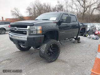 2010 Chevrolet Silverado 1500 LT with VIN 3GCRKSE34AG167328, listed as a IAAI auction lot 41371437 with 101,977 mi miles. Bid and sale history available at carsss.com. Image 19.