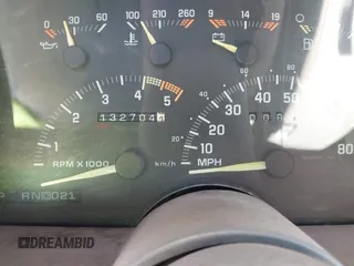 1993 GMC Suburban z VIN 1GKGK26N9PJ724480, wystawiony jako IAAI lot #42356513 z przebiegiem 132 704 mil mil oraz . Historia ofert i sprzedaży dostępna na DreamBid. Obrazek 7.