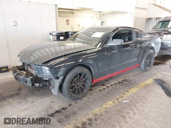 2005 Ford Mustang GT Deluxe z VIN 1ZVFT82H755230869, wystawiony jako IAAI lot #42248327 z przebiegiem 172 116 mil mil oraz . Historia ofert i sprzedaży dostępna na DreamBid. Obrazek 2.