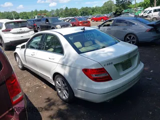 2013 Mercedes-Benz C 300 Sport z VIN WDDGF8ABXDA842362, wystawiony jako IAAI lot #42686987 z przebiegiem 84 145 mil mil oraz . Historia ofert i sprzedaży dostępna na DreamBid. Obrazek 14.