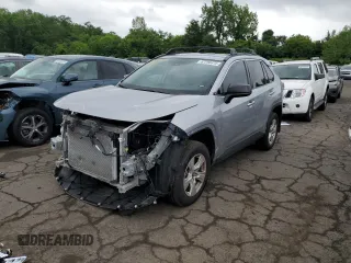 2021 Toyota RAV4 LE z VIN 2T3H1RFV6MC128379, wystawiony jako Copart lot #62296675 z przebiegiem 59 448 mil mil oraz Szkoda całkowita • Salvage title. Historia ofert i sprzedaży dostępna na DreamBid. Obrazek 1.