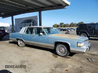1990 Cadillac Brougham z VIN 1G6DW54Y6LR704123, wystawiony jako Copart lot #57709315 z przebiegiem 118 122 mil mil oraz Tytuł czysty. Historia ofert i sprzedaży dostępna na DreamBid. Obrazek 4.