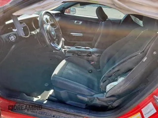 2019 Ford Mustang EcoBoost z VIN 1FA6P8TH7K5143139, wystawiony jako Copart lot #61650975 z przebiegiem 76 223 mil mil oraz Szkoda całkowita • Salvage title. Historia ofert i sprzedaży dostępna na DreamBid. Obrazek 7.