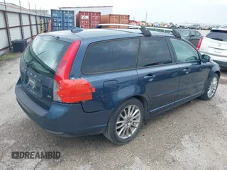 2010 Volvo V50 with VIN YV1382MW3A2540085, listed as a IAAI auction lot 41831999 with 137,173 mi miles. Bid and sale history available at carsss.com. Image 4.