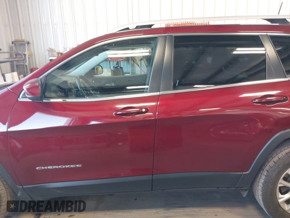 2019 Jeep Cherokee Latitude z VIN 1C4PJMCB7KD127453, wystawiony jako IAAI lot #42100924 z przebiegiem 97 414 mil mil oraz . Historia ofert i sprzedaży dostępna na DreamBid. Obrazek 15.