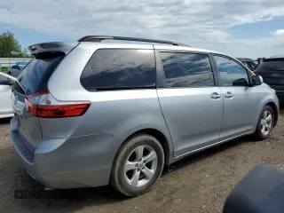 2015 Toyota Sienna LE AAS z VIN 5TDKK3DC1FS678805, wystawiony jako Copart lot #56421605 z przebiegiem 80 435 mil mil oraz Szkoda całkowita • Salvage title. Historia ofert i sprzedaży dostępna na DreamBid. Obrazek 3.