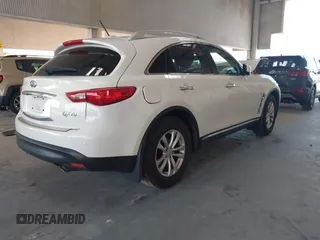 2015 Infiniti QX70 z VIN JN8CS1MU9FM380276, wystawiony jako IAAI lot #42356021 z przebiegiem 98 589 mil mil oraz . Historia ofert i sprzedaży dostępna na DreamBid. Obrazek 4.