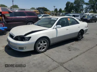 2001 Lexus ES 300 with VIN JT8BF28G510330477, listed as a Copart auction lot 61820305 with 141,457 mi miles and Salvage title. Bid and sale history available at DreamBid. Image 1.