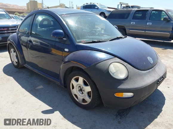 2000 Volkswagen Beetle GLS z VIN 3VWCC21C5YM454887, wystawiony jako IAAI lot #42397582 z przebiegiem 122 620 mil mil oraz . Historia ofert i sprzedaży dostępna na DreamBid. Obrazek 1.